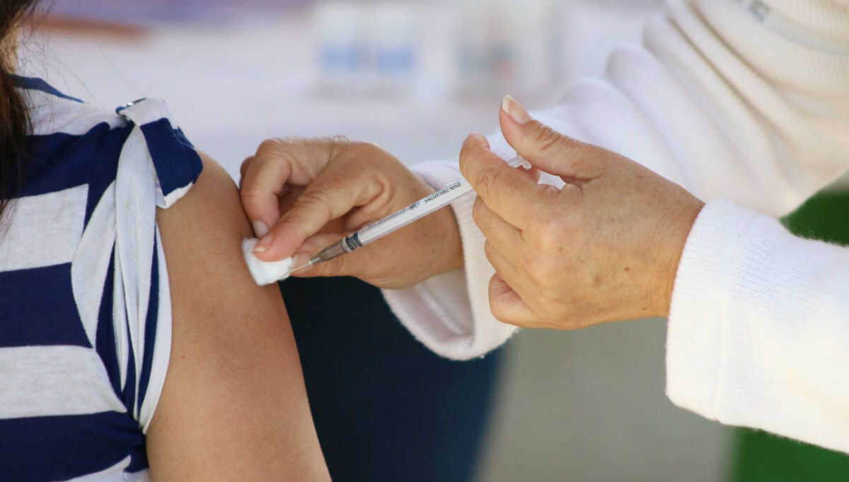 Aplicación de vacuna contra COVID-19 no es obligatoria: AMLO