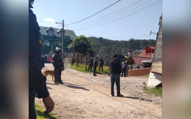 Desalojan a cinco familias en predio del ferrocarril en Teziutlán