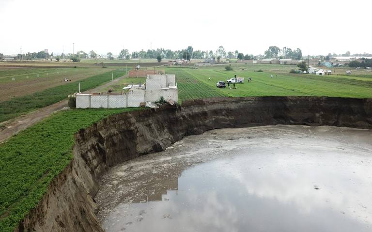 Llegó a los 100 metros de diámetro y los rebasó, es el mega socavón de Puebla
