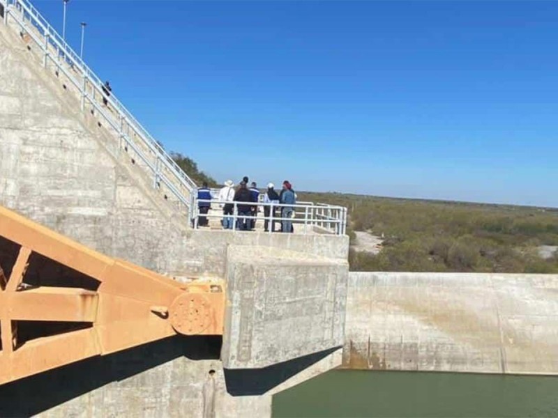 Niños son arrastrados y caen en presa; sobreviven por usar salvavidas