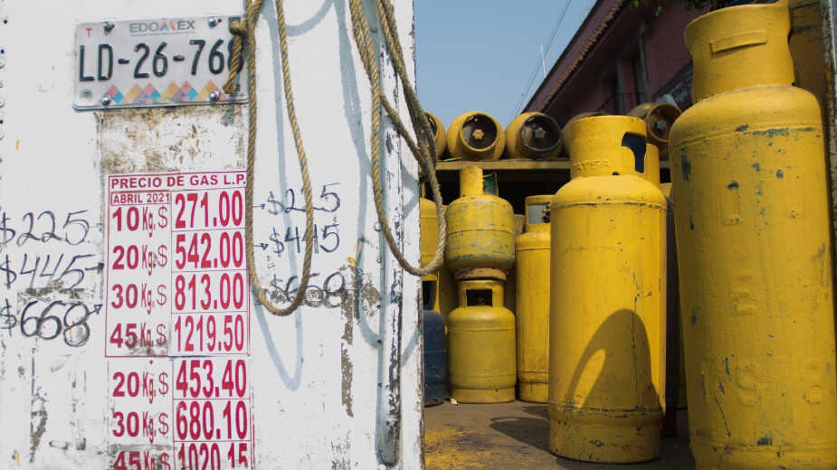 AMLO amaga con establecer precio máximo a gas LP para frenar alza en su costo