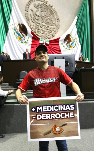 Más medicinas y menos béisbol, demandan diputados del PAN