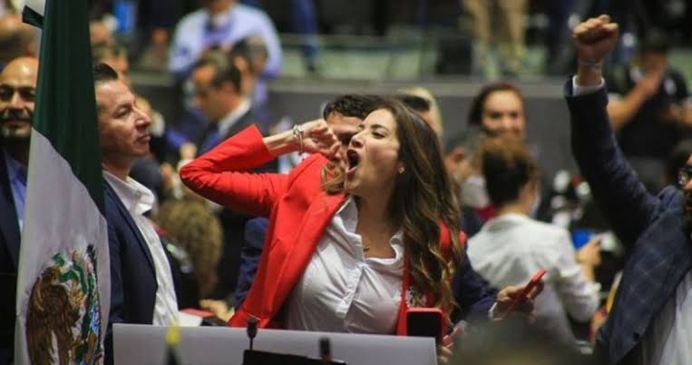 Diputada del PRI se burla de gente en la calle que apoya la Reforma Eléctrica