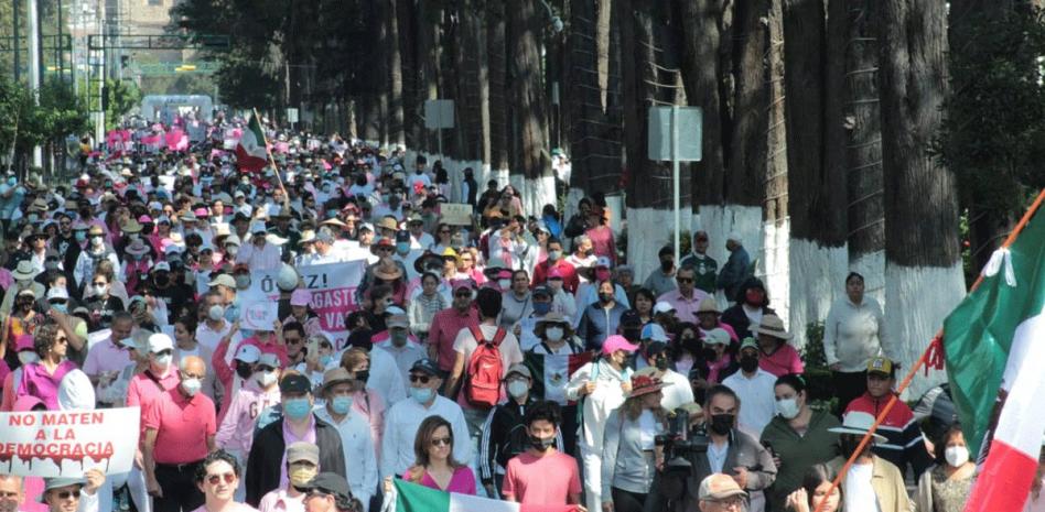Marchan en Toluca contra desaparición del INE