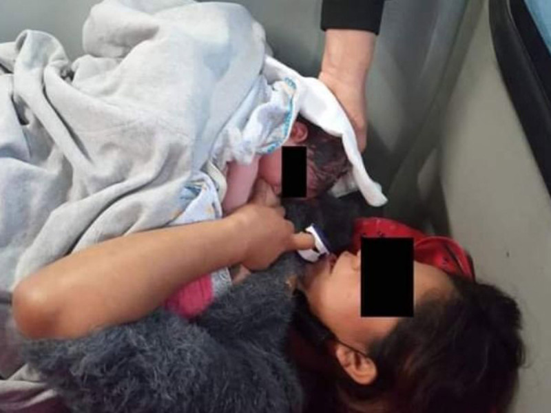 Iba en el camión cuando entró en labor de parto y dio a luz