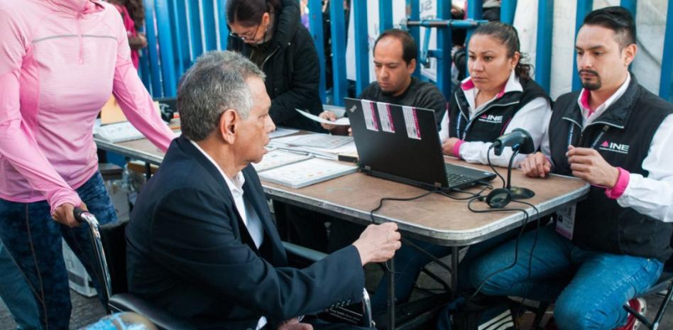 Empleados del INE presentan los primeros 147 amparos contra Plan B de AMLO