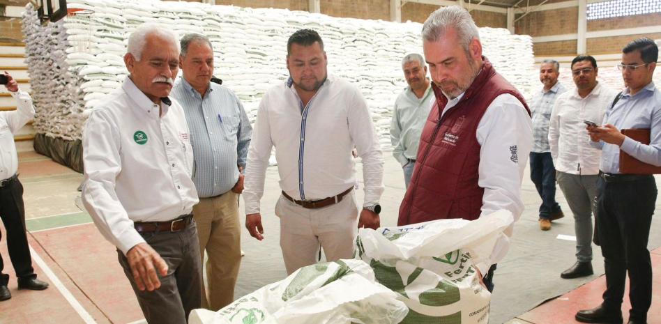 Entrega Ramírez Bedolla fertilizante gratuito a mil 400 indígenas productores en la Meseta Purépecha