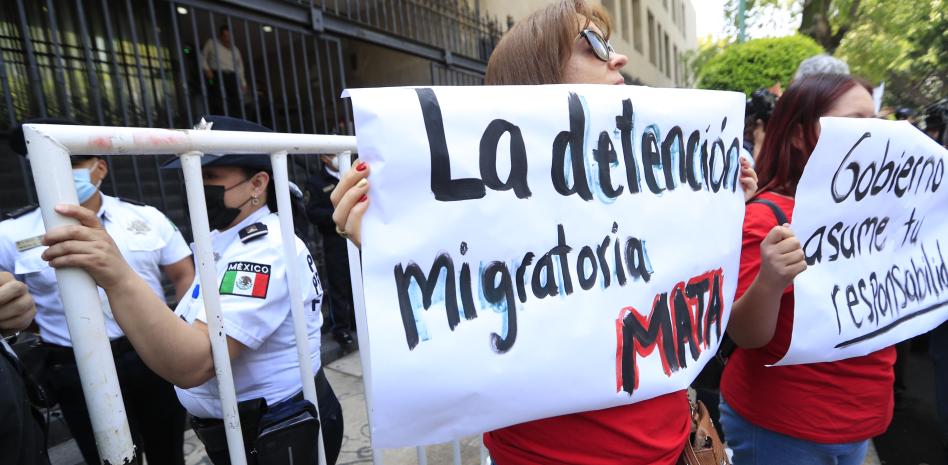 Migrantes en CDMX se manifiestan en solidaridad con fallecidos en Ciudad Juárez