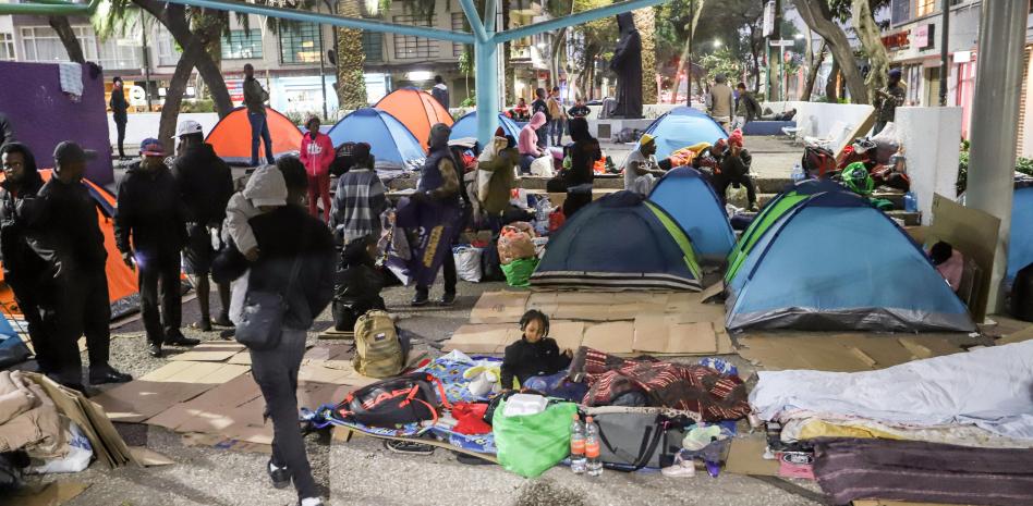 Comar se va de vacaciones retrasando la tarjeta humanitaria de más de 400 migrantes