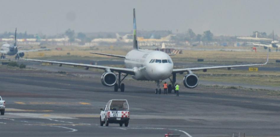 Dos aviones chocan en una pista del AICM; autoridades investigan qué pasó
