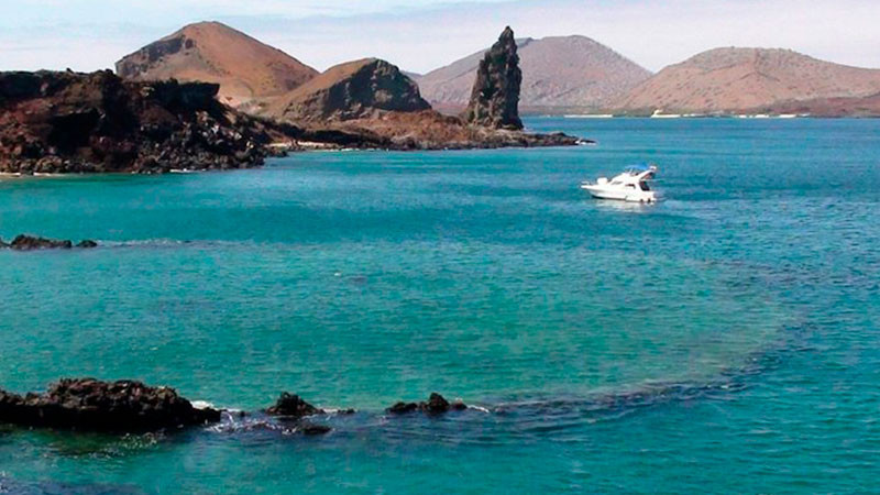 Rescatan a tripulantes de embarcación desaparecida en las Islas Galápagos