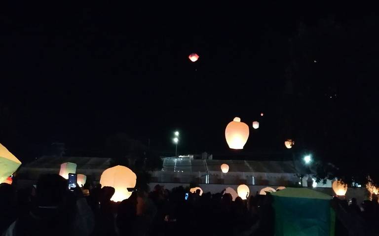 Globos de cantoya iluminan el cielo de San Salvador El Verde por festividad religiosa