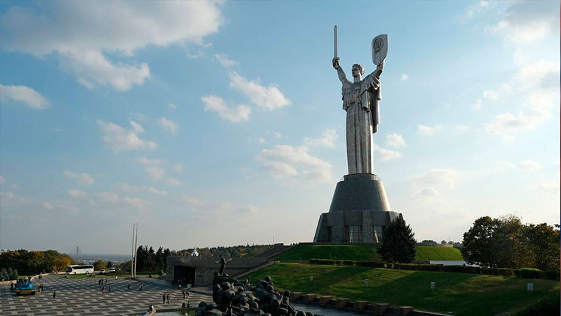 Ucrania retira martillo y hoz soviéticos en la estatua de Kiev para colocar el escudo del país