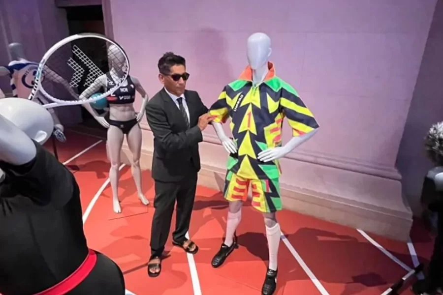 Jorge Campos recibe homenaje en Francia… acude en sus famosas “chanclas” al Museo de Artes Decorativas