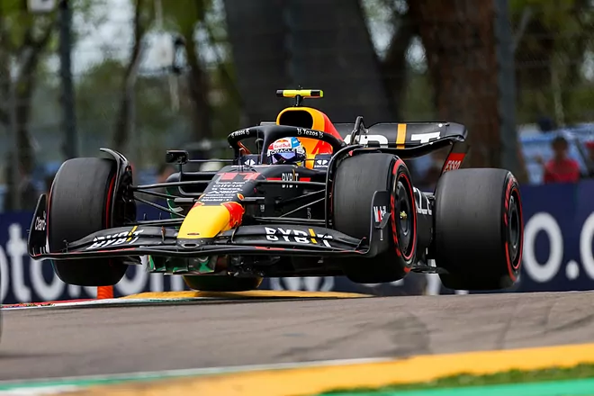Checo Pérez no puede con Verstappen ni Sainz en Monza