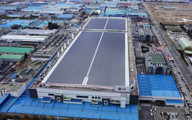 Emiratos Árabes inaugura una de las mayores plantas solares del mundo