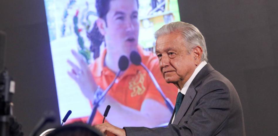 AMLO defiende a Samuel García de “los conservadores” y advierte golpe de Estado
