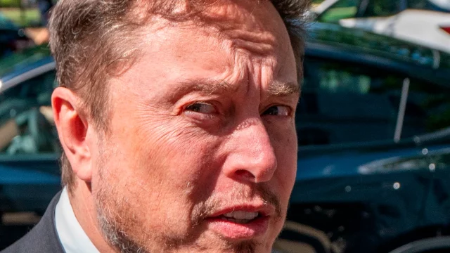 Musk admite en Polonia que fue ‘ingenuo’ sobre el auge del antisemitismo