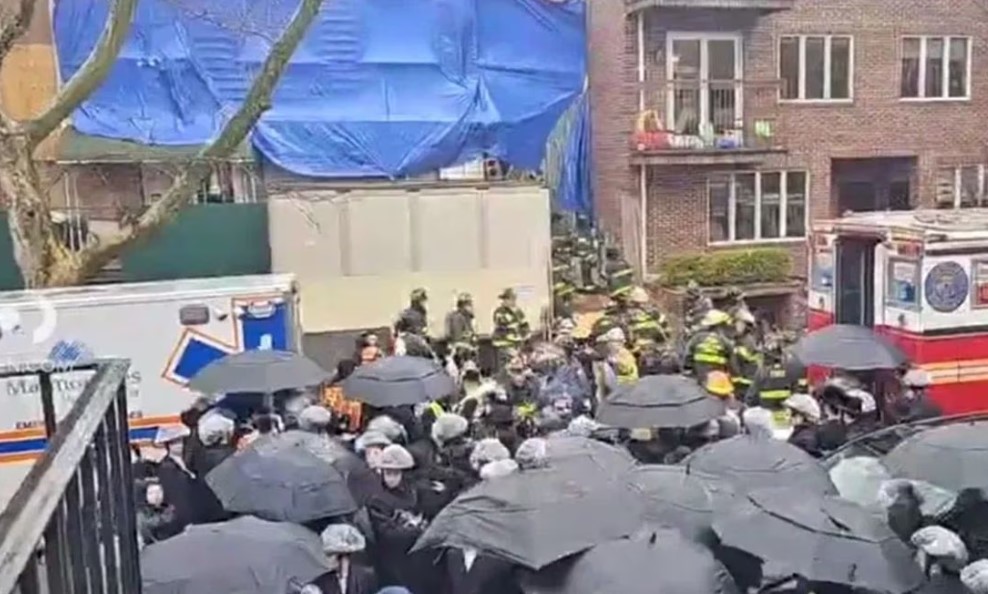 Muere trabajador en el derrumbe de un edificio en Brooklyn, Nueva York