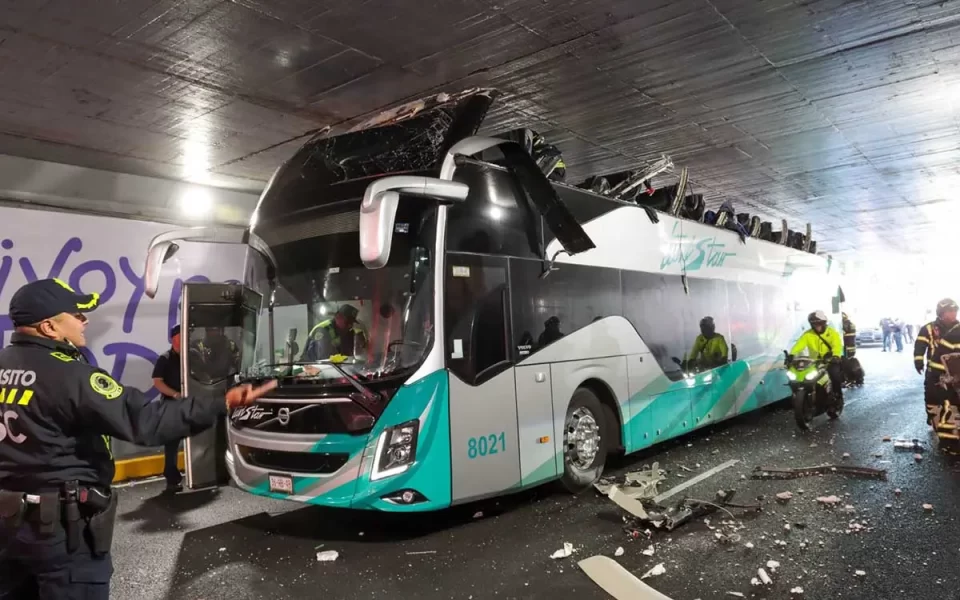 Fiscalía CDMX abre investigación por lesiones culposas tras impacto de autobús en Viaducto