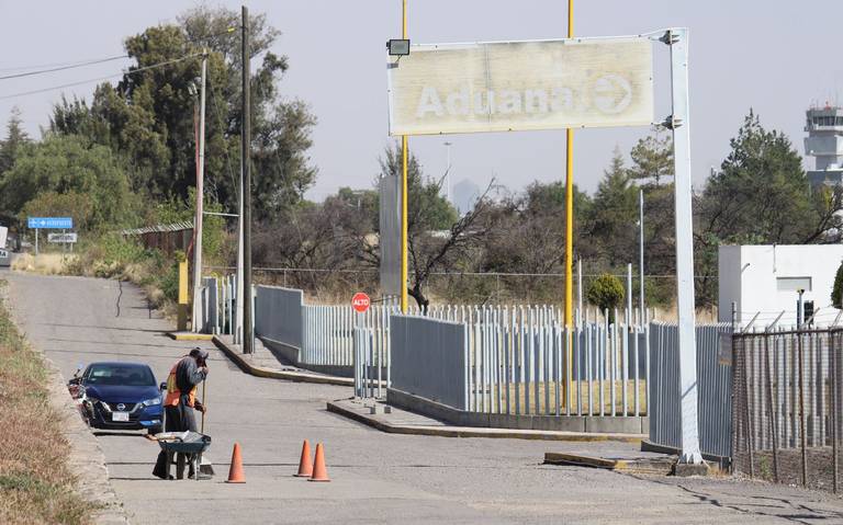 Aeropuerto de Puebla suspende vuelos por limpieza de ceniza