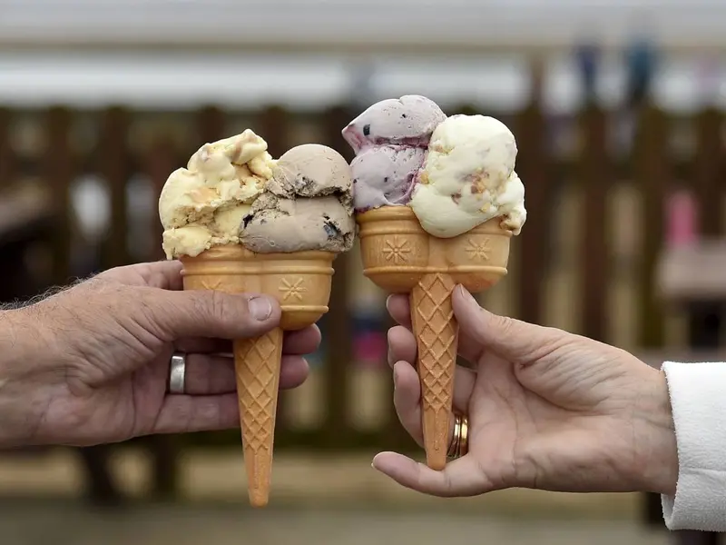 Milán busca prohibir que la gente consuma helados y pizzas después de la medianoche