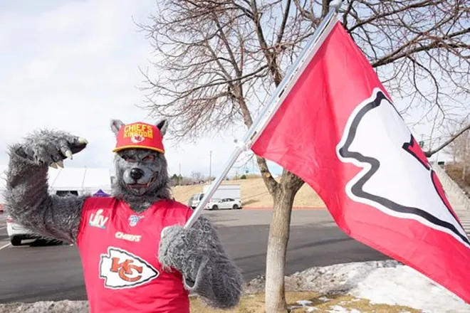 Superfan de los Kansas City Chiefs, “ChiefsAholic”, acusado de robar bancos, deberá pagar 10,8 mdd a cajera