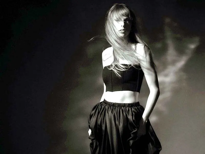 Swifties entran al Departamento de poesía