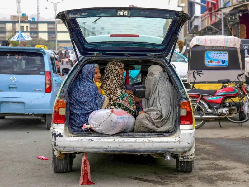 Talibanes prohíben a mujeres afganas hablar en voz alta, con otras mujeres