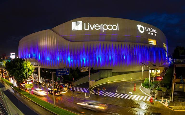 Reportan crujidos en el segundo piso de Galerías Serdán durante el encendido del árbol navideño