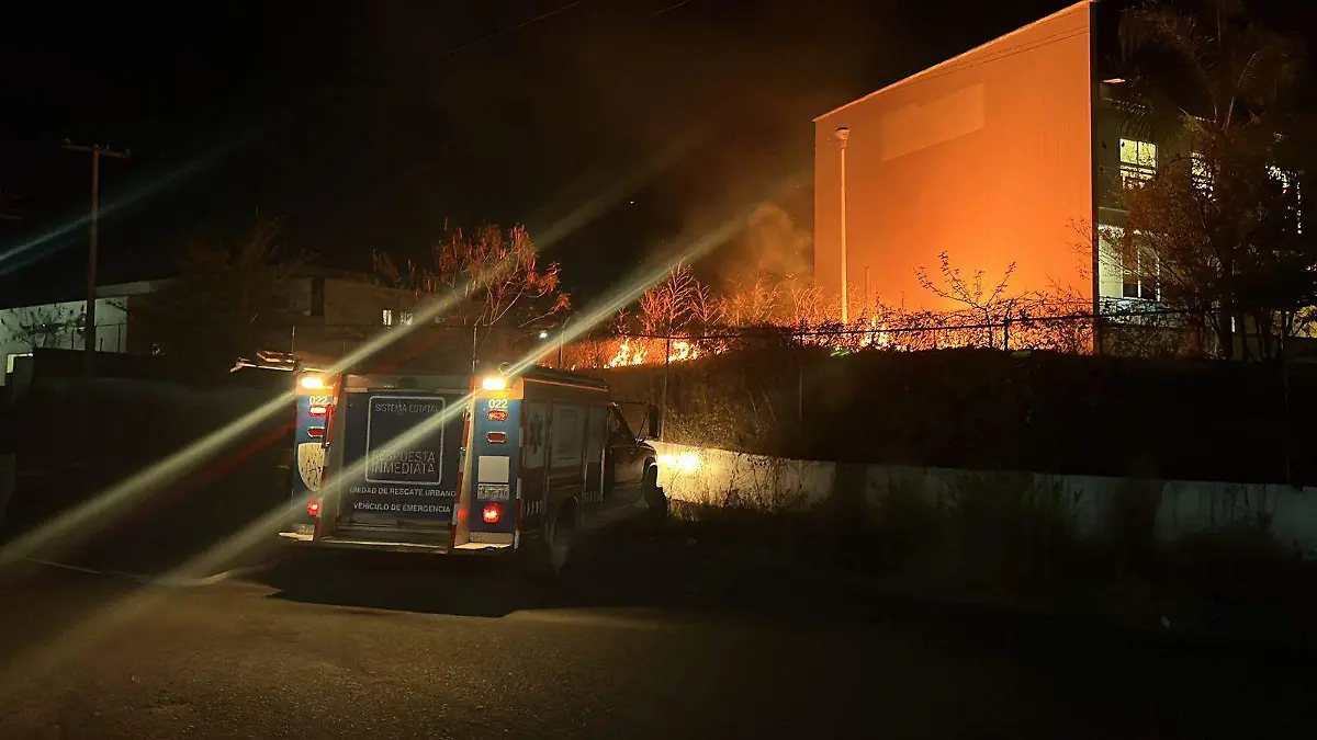 Consume fuego pastizales junto a campus BUAP de Izúcar y genera alarma