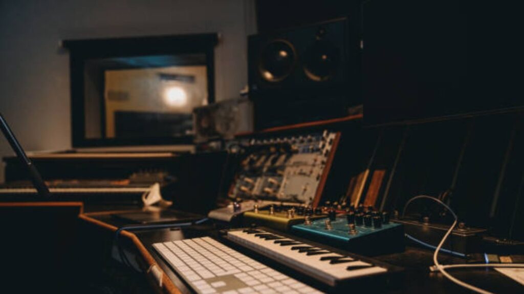 Mexicanos Carín León y Reik y colombianos Morat colaboran en el nuevo disco de Hombres G