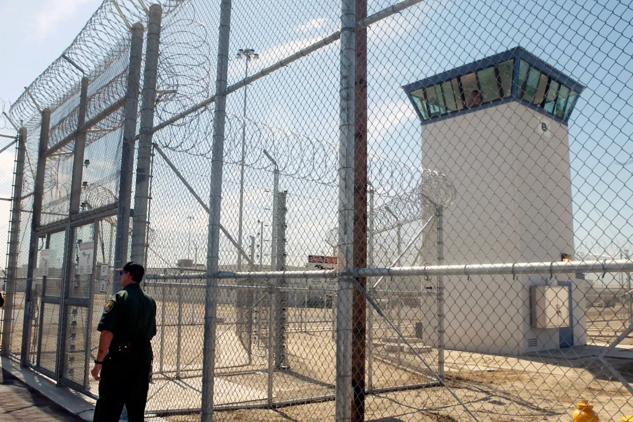 Prisiones de California imponen restricciones por aumento de violencia