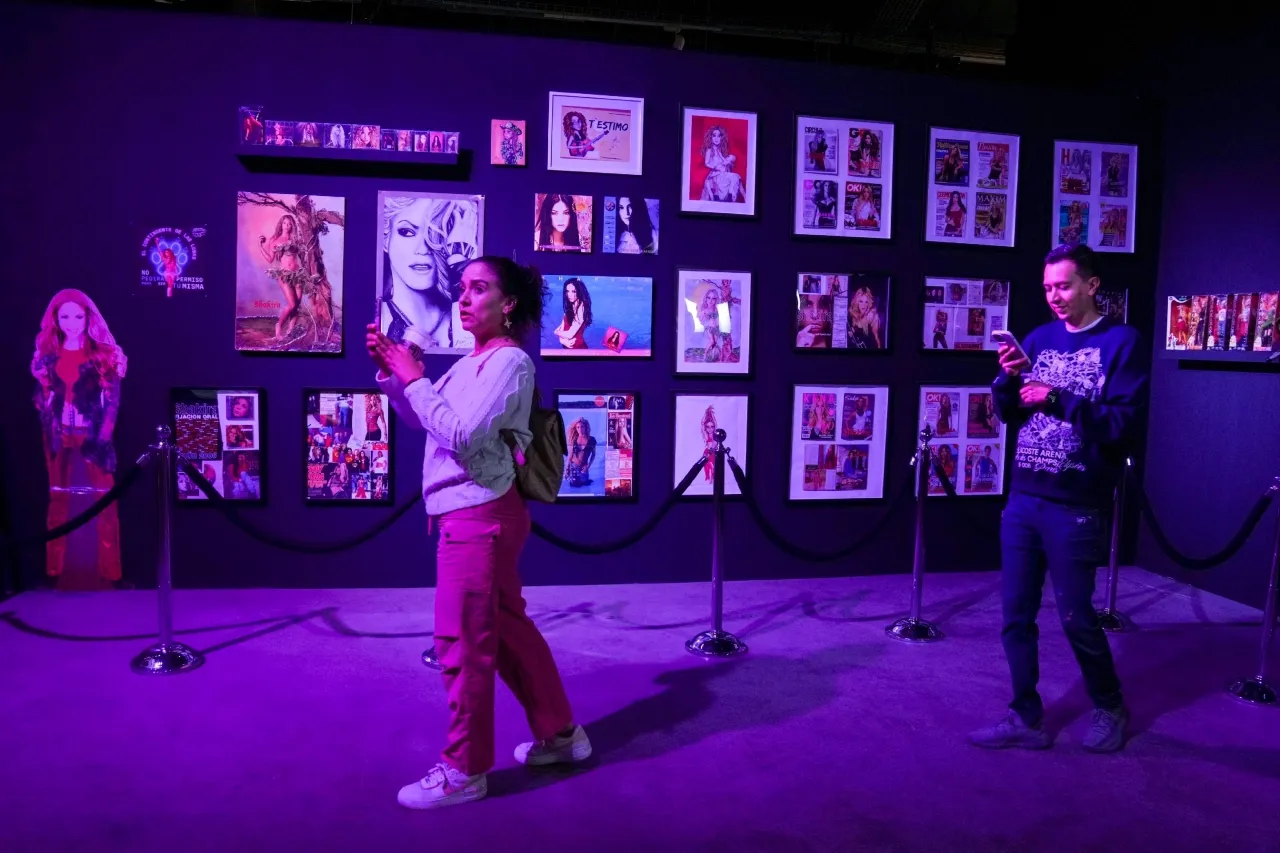 Shakira inaugura exposición en México
