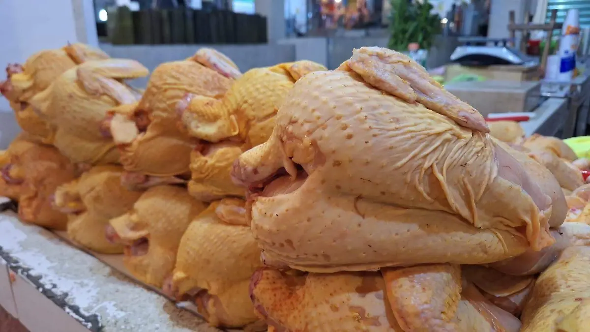 Comerciantes de mercados en Tehuacán prevén aumento en precio del pollo por Cuaresma