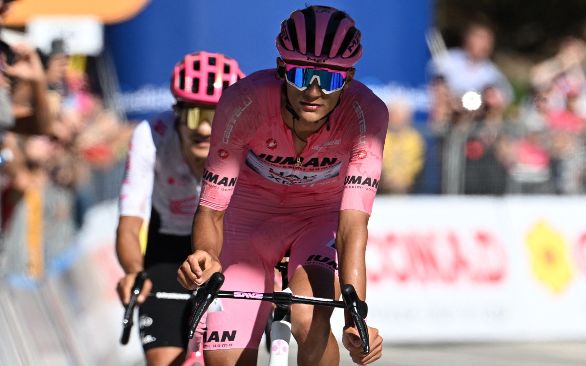 Isaac Del Toro hace sprint espectacular para defender la maglia rosa