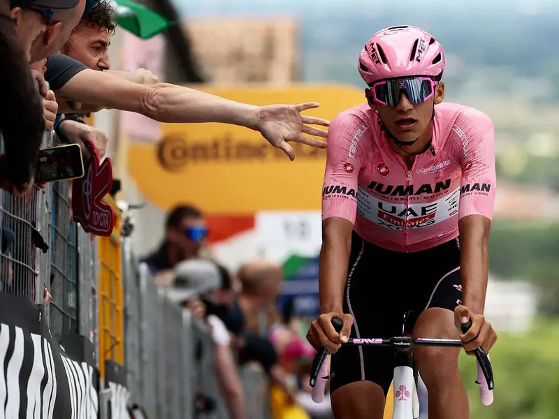 Isaac del Toro sube al podio; líder del Giro de Italia