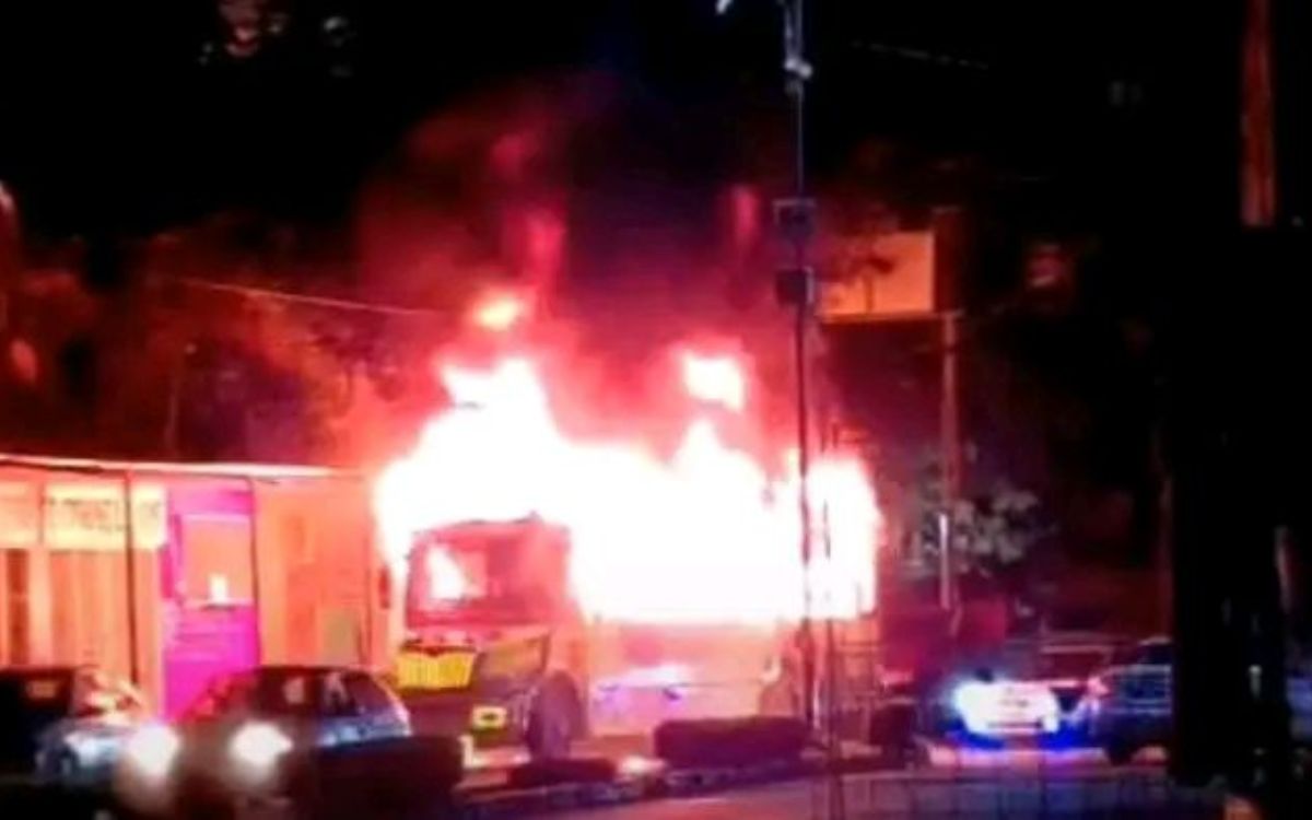Acapulco: incendian autobús con cinco personas dentro