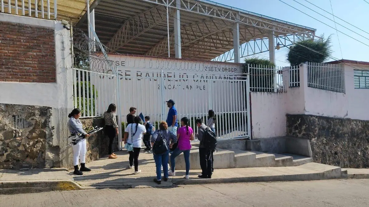 Denuncian penalmente padres de familia a directora de telesecundaria en Zacatlán