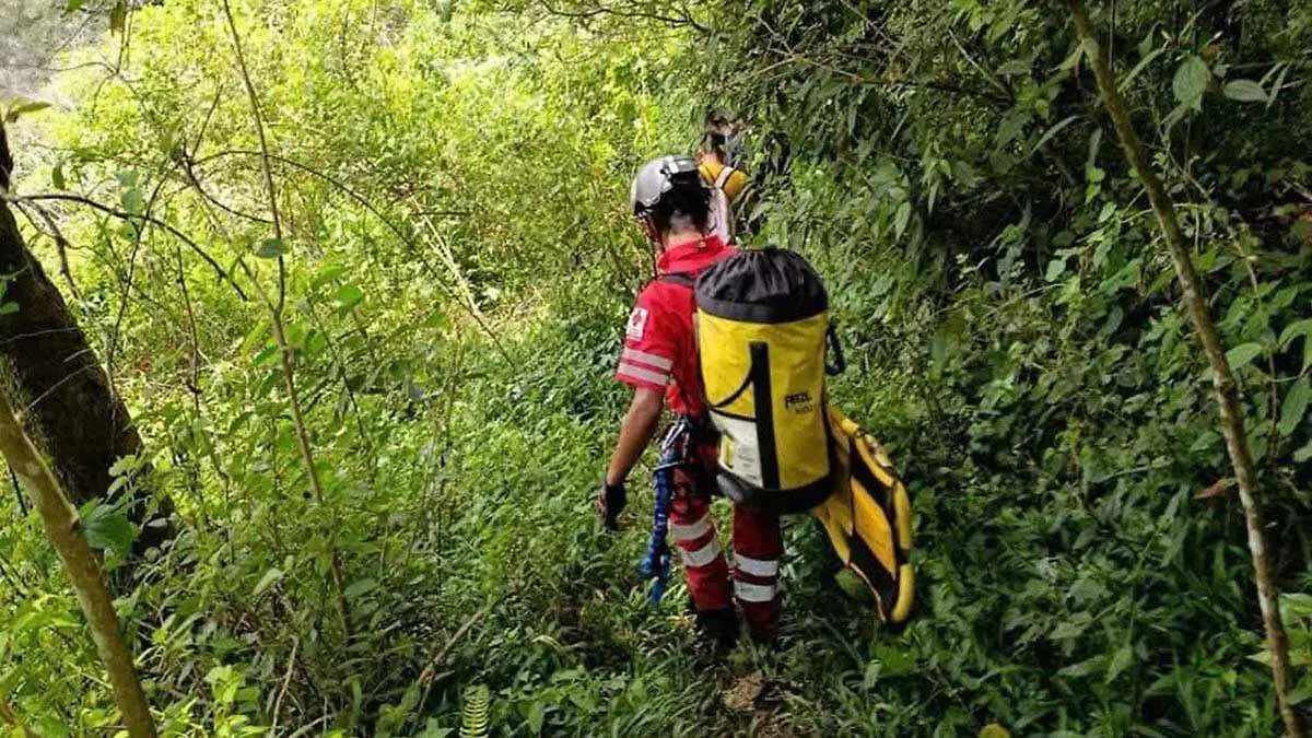 Recuperan cuerpo de hombre que cayó a barranco en Jilotzingo