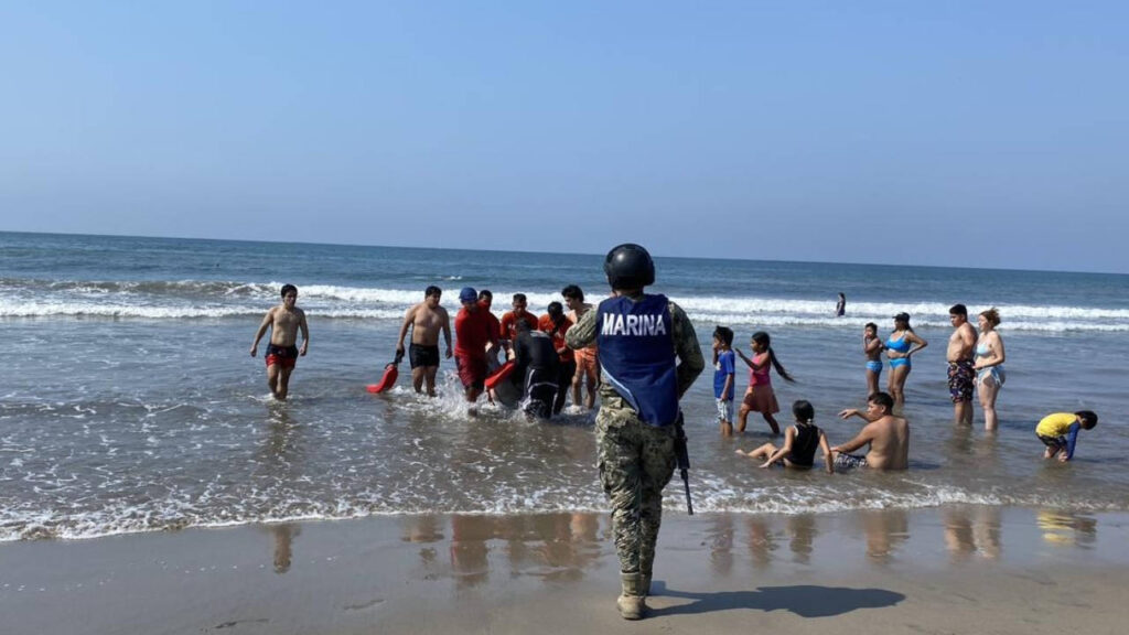 Rescate oportuno de Marina, salva a cuatro personas en costas de Playa Linda, Ixtapa