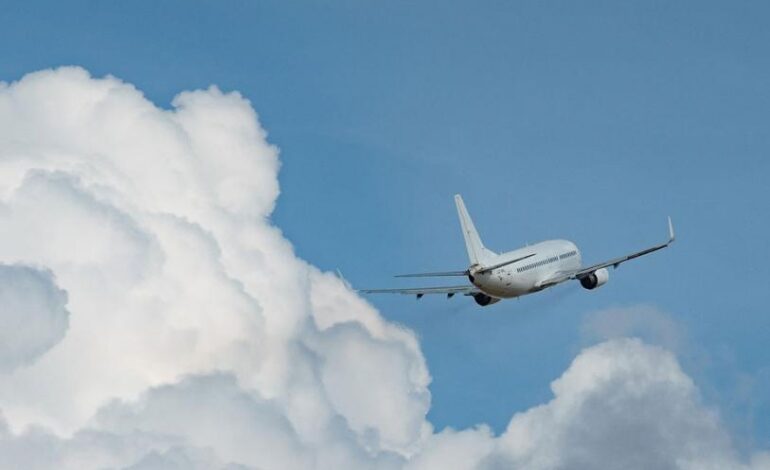 Caos en Dubái: aeropuerto suspende vuelos tras interceptar ataque iraní