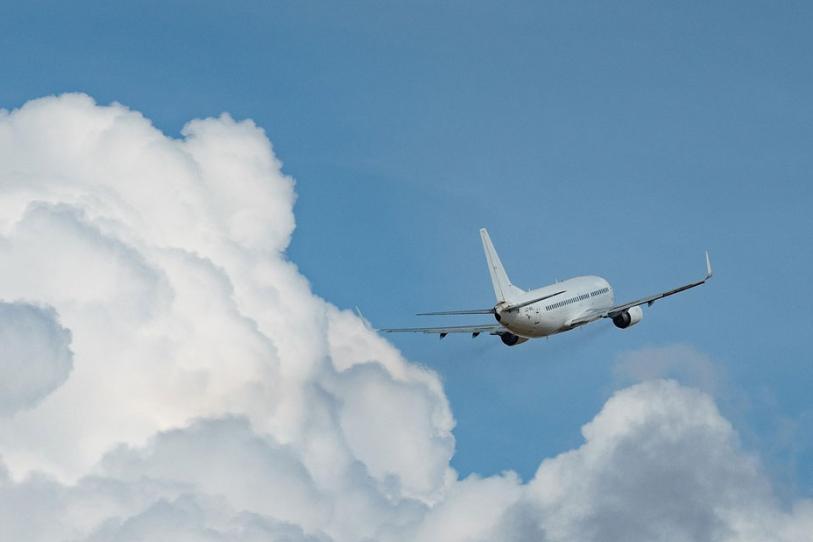 Caos en Dubái: aeropuerto suspende vuelos tras interceptar ataque iraní