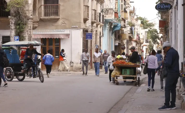 Cuba prolonga alerta por escasez de combustible aéreo hasta abril