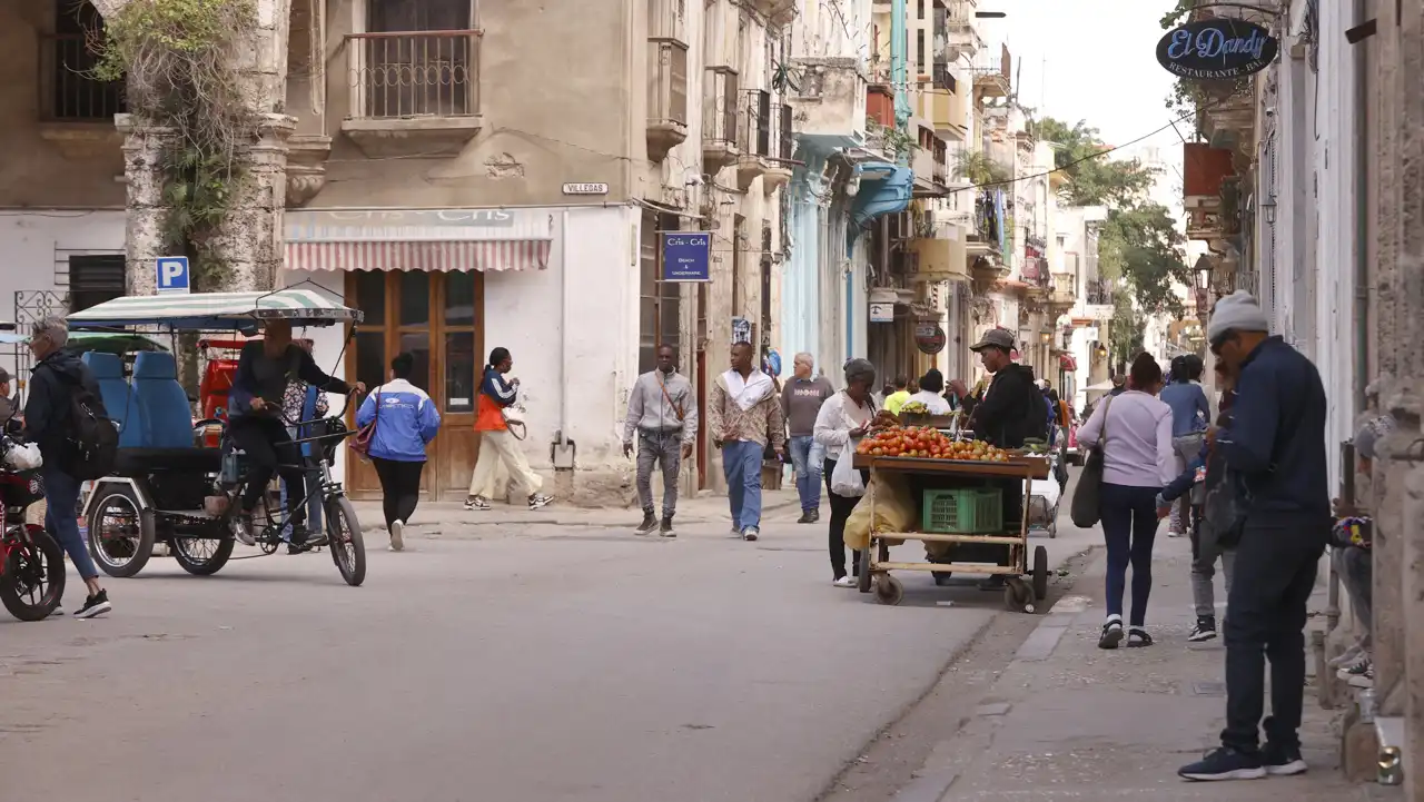 Cuba prolonga alerta por escasez de combustible aéreo hasta abril
